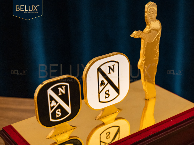 Biểu trưng thiết kế Linh Thạch&nbsp;15x12cm&nbsp;bằng đồng mạ vàng 24k thiết kế theo yêu cầu